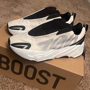 Authentic Yeezy 700 MNVN Size 7